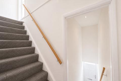 2 bedroom maisonette to rent, London Road, Buckinghamshire