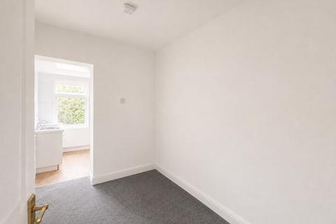2 bedroom maisonette to rent, London Road, Buckinghamshire