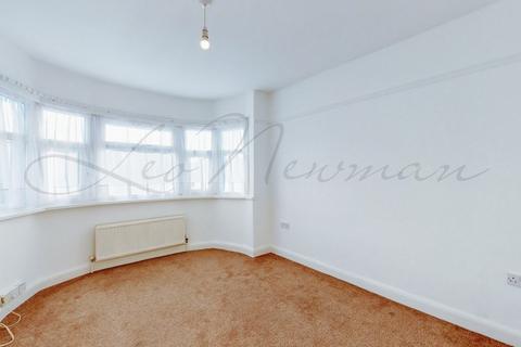 3 bedroom maisonette to rent, Fullwell Avenue, Fullwell Cross, IG5