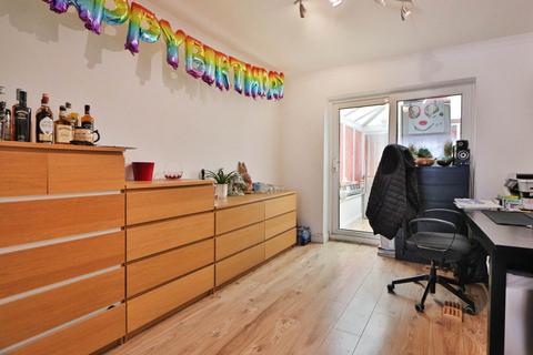 3 bedroom semi-detached house to rent, Peel Way, Uxbridge
