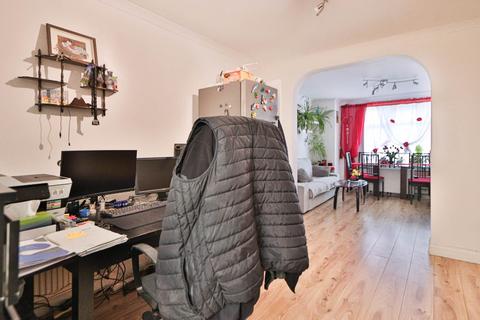 3 bedroom semi-detached house to rent, Peel Way, Uxbridge