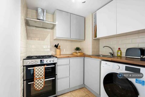 2 bedroom flat to rent, Oriental Place, Brighton, BN1