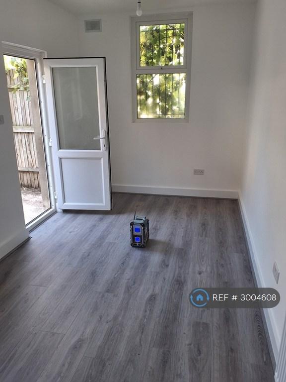 Apartment in Croydon - View 3