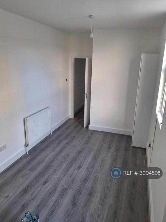 Apartment in Croydon - View 4