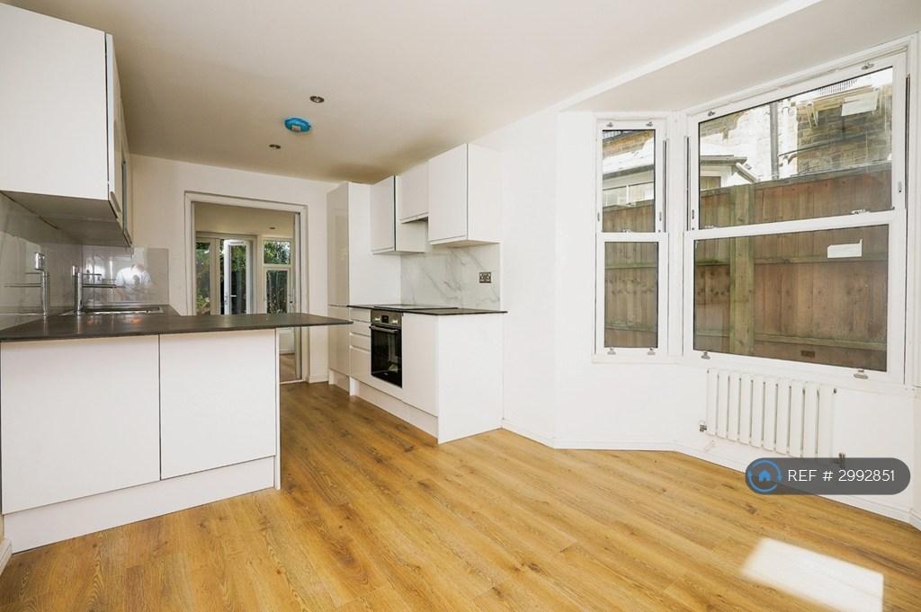 House in London - View 2