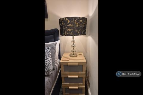 1 bedroom flat to rent, Parliament Square, Edinburgh, EH1