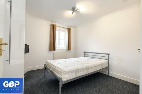 1 bedroom in a flat share to rent, Kidman Close, Gidea Park, RM2