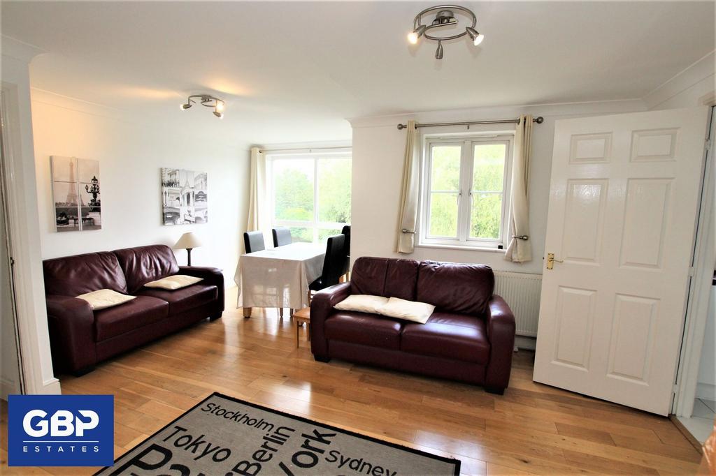 Apartment in Romford - More