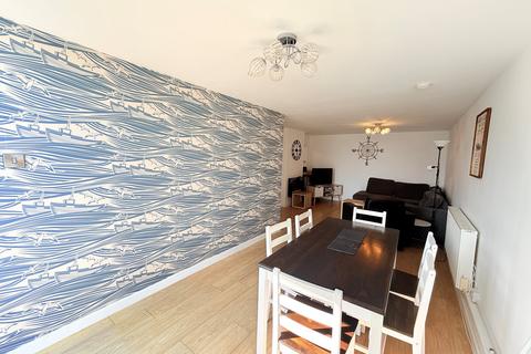 2 bedroom apartment to rent, Pentire Avenue, Newquay, TR7