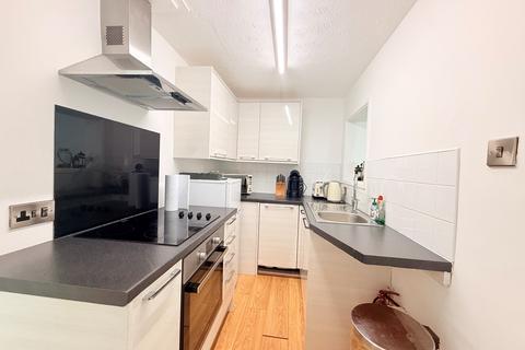 2 bedroom apartment to rent, Pentire Avenue, Newquay, TR7