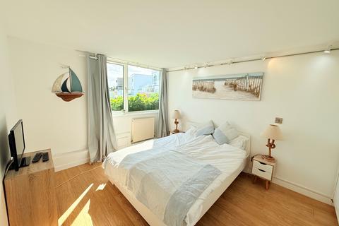2 bedroom apartment to rent, Pentire Avenue, Newquay, TR7