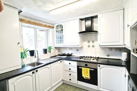 4 bedroom detached house to rent, Barratt Gardens, Manchester, M24
