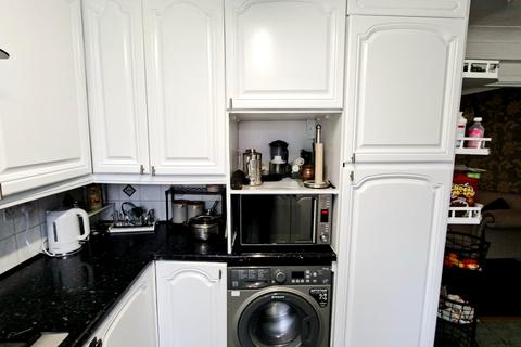 4 bedroom detached house to rent, Barratt Gardens, Manchester, M24