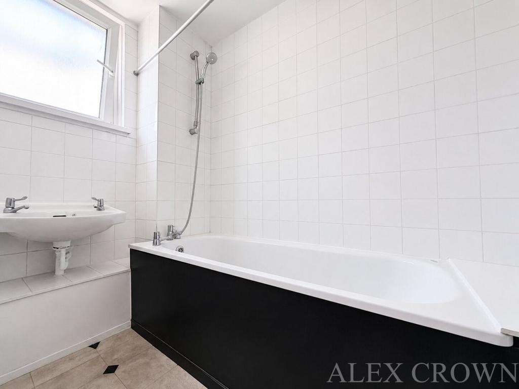 Apartment in Shadwell - More