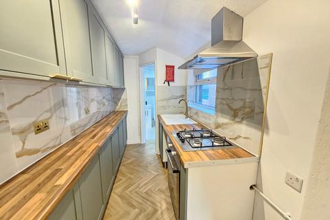 2 bedroom terraced house to rent, North Street, Luton LU2