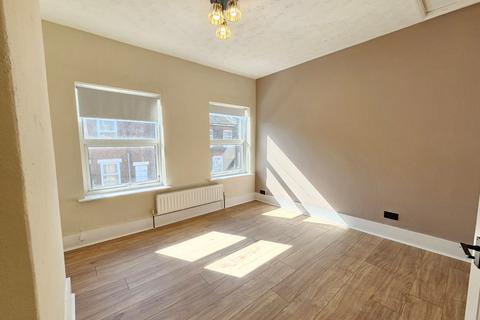 2 bedroom terraced house to rent, North Street, Luton LU2