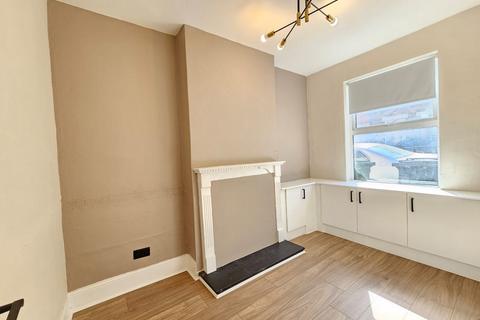 2 bedroom terraced house to rent, North Street, Luton LU2