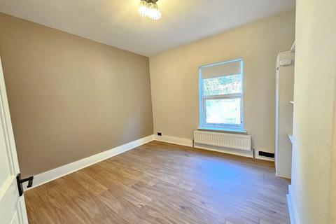 2 bedroom terraced house to rent, North Street, Luton LU2