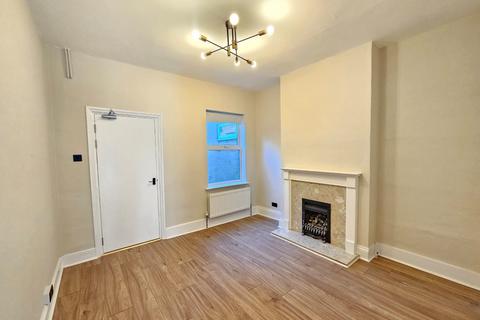 2 bedroom terraced house to rent, North Street, Luton LU2
