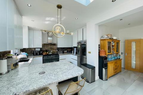 6 bedroom house to rent, Vista Drive, Ilford IG4