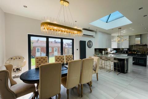 6 bedroom house to rent, Vista Drive, Ilford IG4