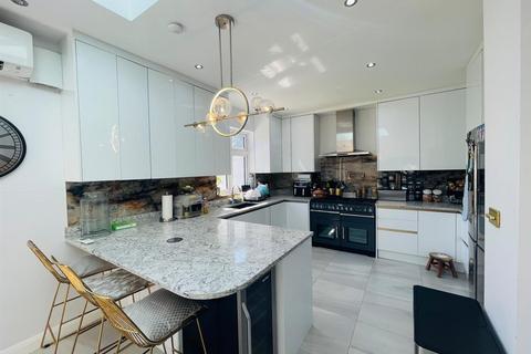 6 bedroom house to rent, Vista Drive, Ilford IG4