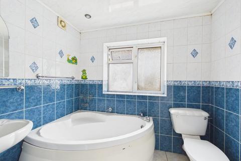 3 bedroom semi-detached house to rent, Northborough Road, Slough, Berkshire, SL2