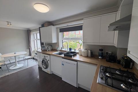 3 bedroom semi-detached house to rent, Colemansmoor Road, Woodley