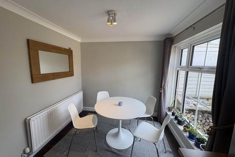 3 bedroom semi-detached house to rent, Colemansmoor Road, Woodley