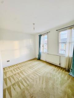 3 bedroom terraced house to rent, Smeaton Road, IG8 8BD