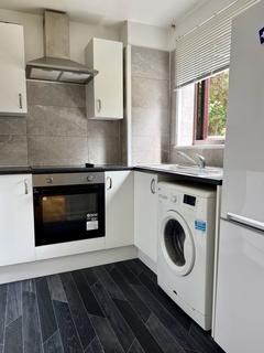 Studio to rent, Northcott Avenue, London N22