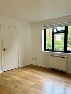 Studio to rent, Northcott Avenue, London N22