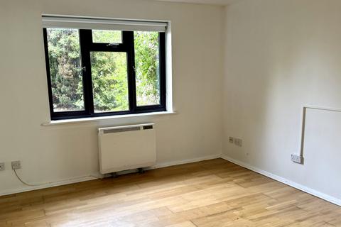 Studio to rent, Northcott Avenue, London N22