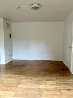 Studio to rent, Northcott Avenue, London N22