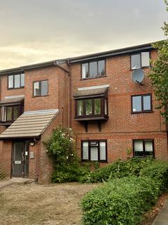 Studio to rent, Northcott Avenue, London N22