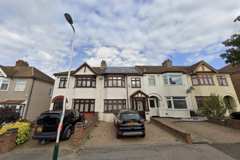 3 bedroom semi-detached house to rent, Mendip Road, Hornchurch RM11