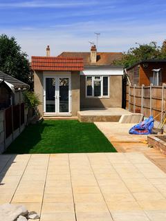3 bedroom semi-detached house to rent, Mendip Road, Hornchurch RM11