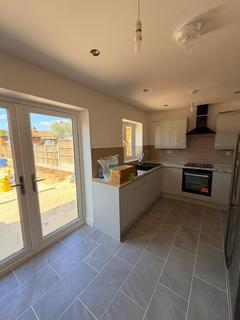 3 bedroom semi-detached house to rent, Mendip Road, Hornchurch RM11