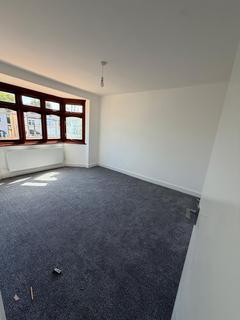 3 bedroom semi-detached house to rent, Mendip Road, Hornchurch RM11