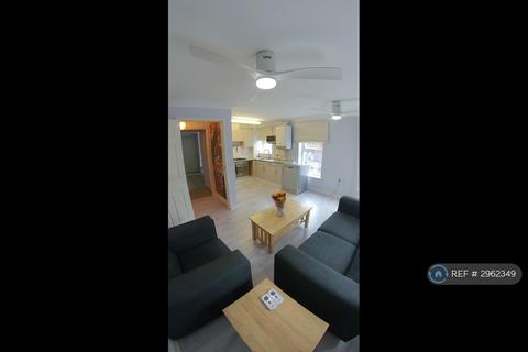 2 bedroom flat to rent, East View Place, Reading, RG1