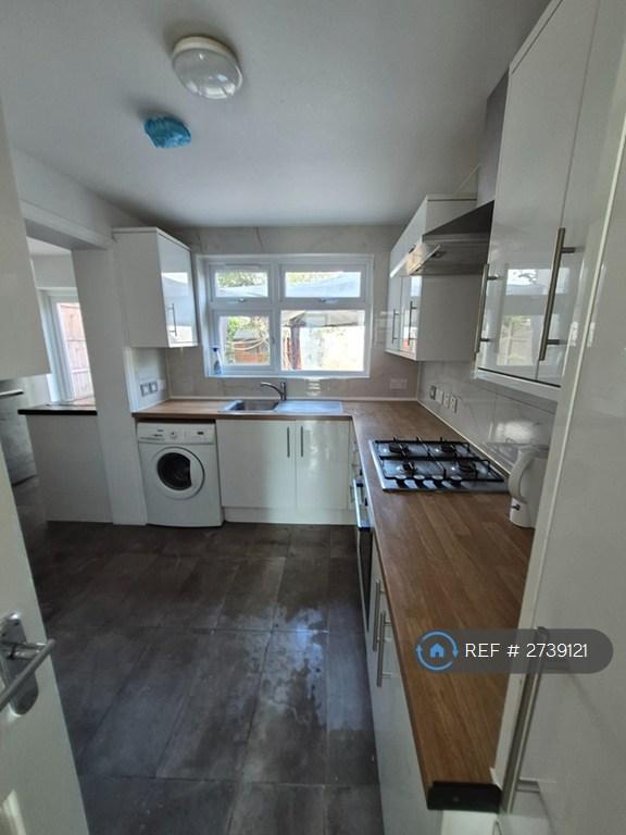House in Edgware - More