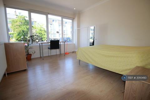 5 bedroom flat to rent, Camden Road, London, NW1