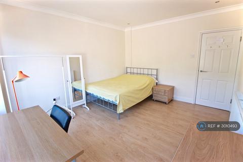 5 bedroom flat to rent, Camden Road, London, NW1