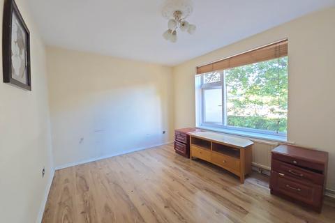 2 bedroom flat to rent, Old Kennels Court, Reading RG30