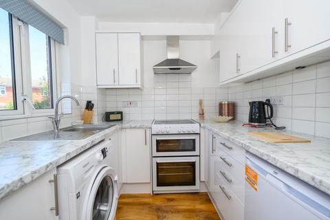 2 bedroom apartment for sale, Parry Drive, Weybridge