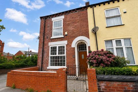 2 bedroom terraced house to rent, Eyet Street, Leigh