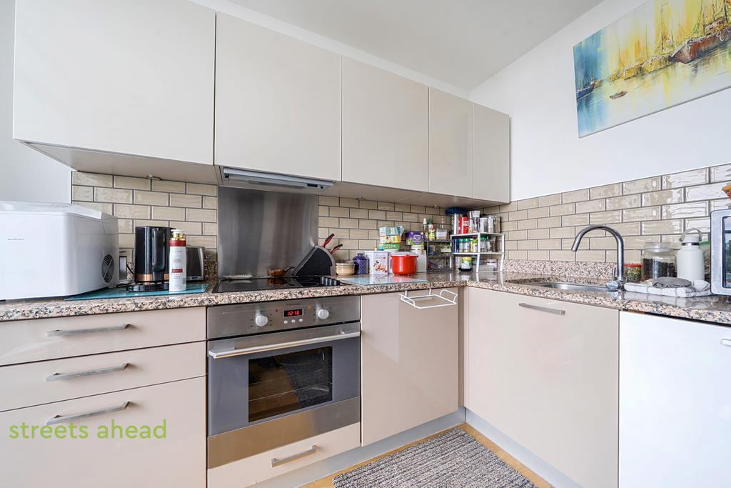 Apartment in Croydon - More