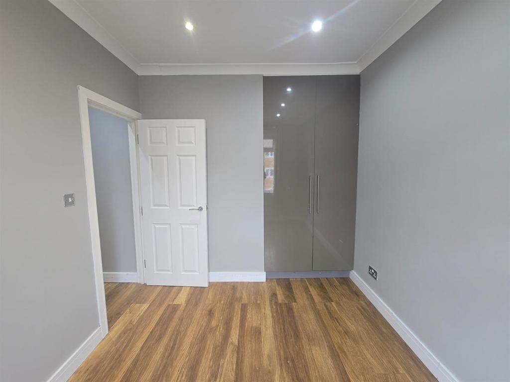 Apartment in Plumstead - View 3