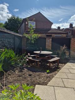 2 bedroom flat to rent, 141a Sprowston Road