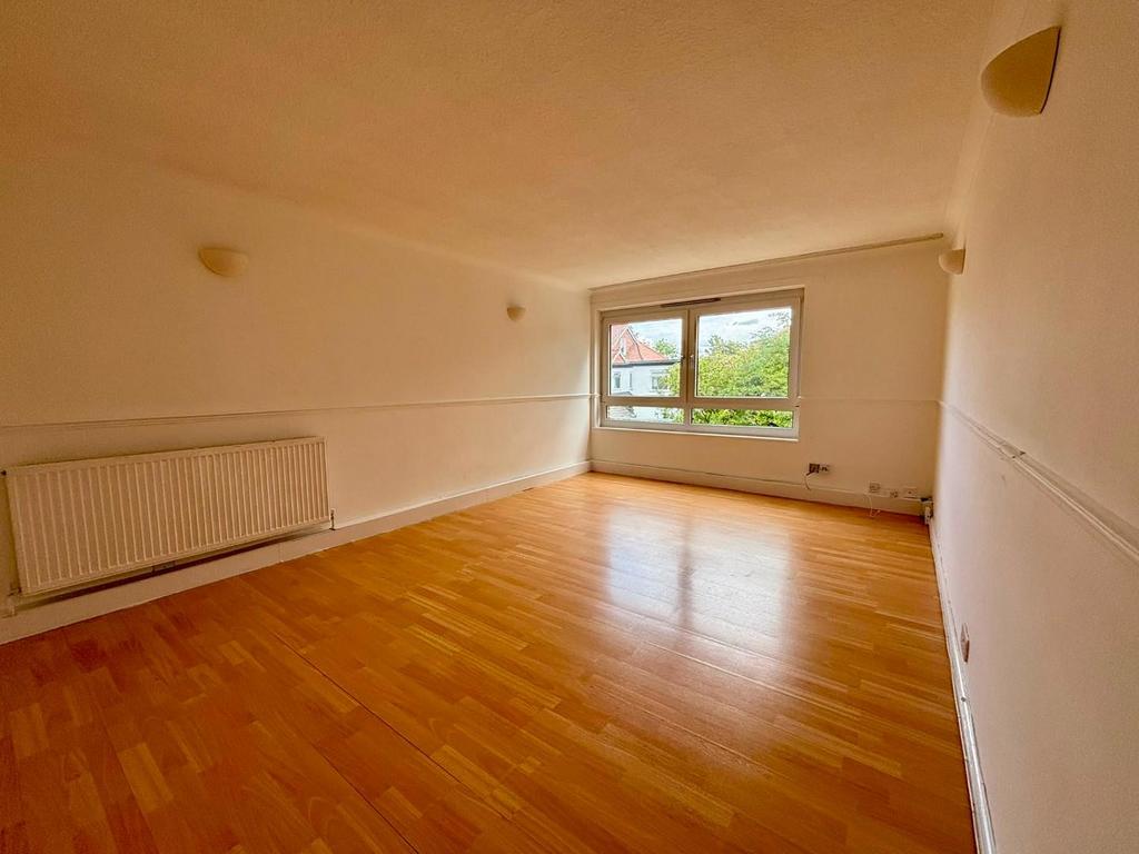 Apartment in Tottenham - View 4